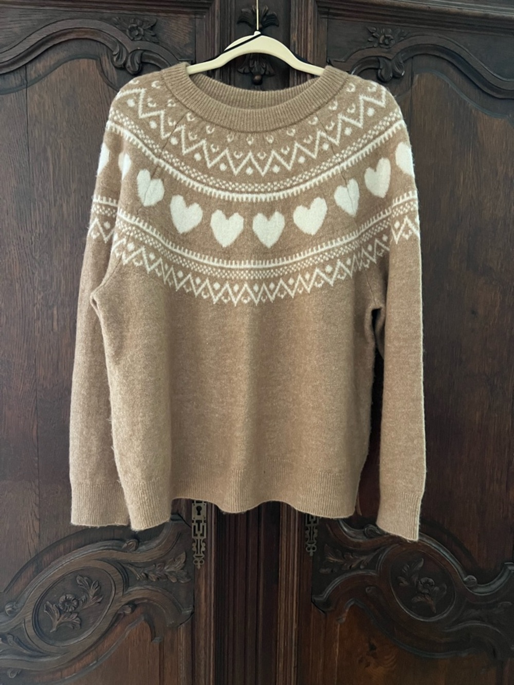 🤍🤍🤍H&M Camel Crewneck Sweater with White Heart Yoke oh so precious